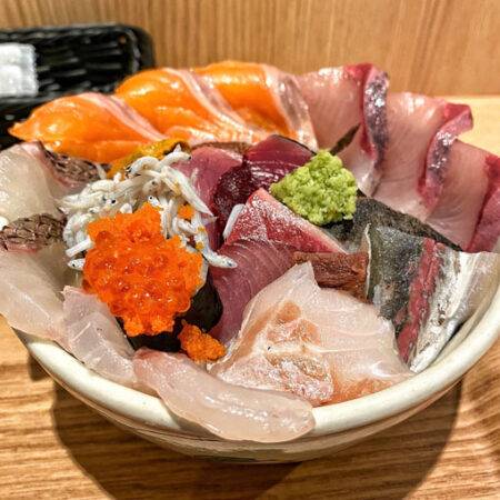 【福岡・天神ランチ】海鮮丼、肉丼、天丼…天神で人気の丼ものランチ8選 | フクリパ