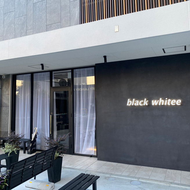 black whitee(ブラックホワイト)