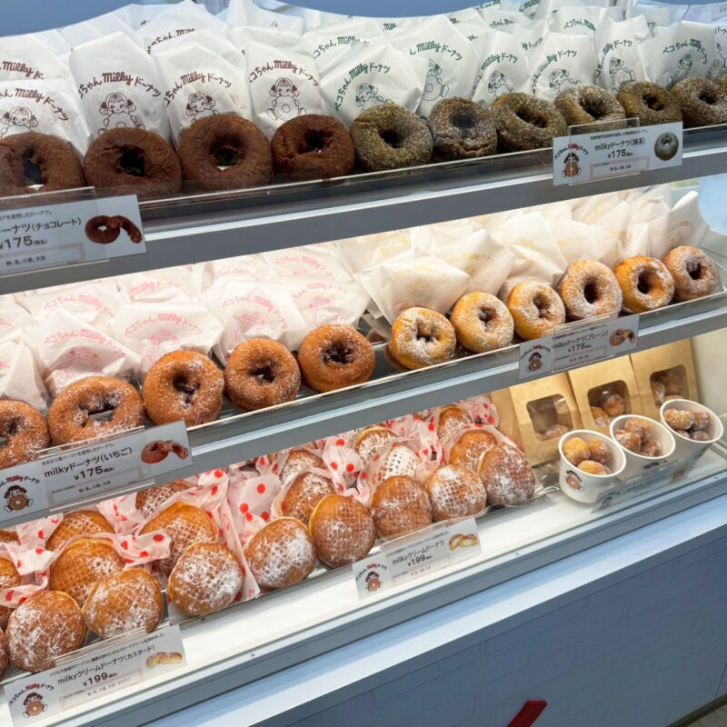 ペコちゃんmilkyドーナツ 博多バスターミナル店のショーケース