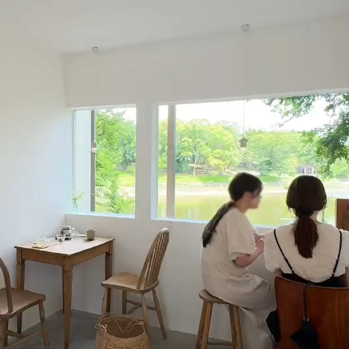 池のほとりと 店内