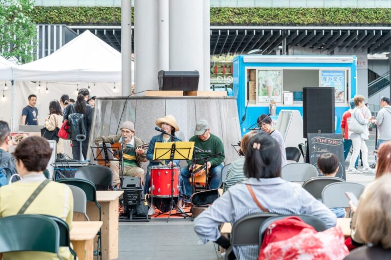 ローカルアーティストによる生演奏ライブも開催_イメージ画像