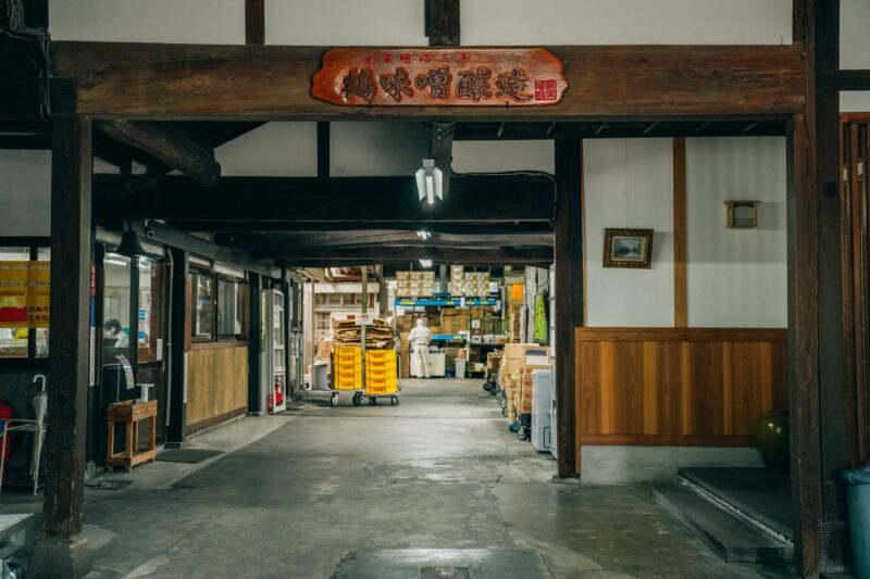 太い梁や白壁に伝統が感じられる場内会場画像