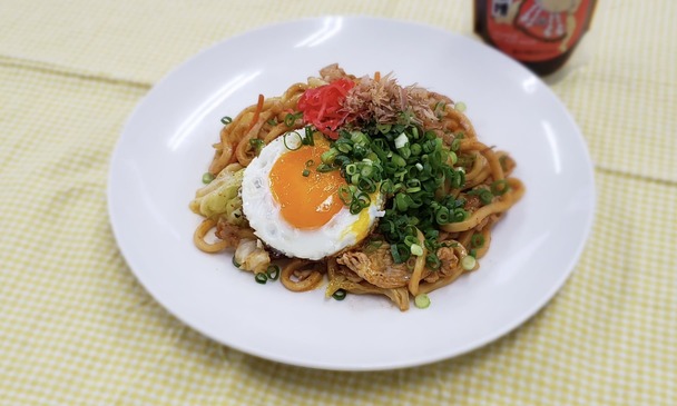 コクがあってピリリとした辛みがクセになる、肉みそやきうどん