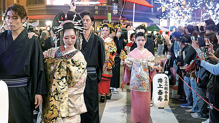 中洲まつりは生誕50年。女みこしや花魁道中などで博多の秋を彩る