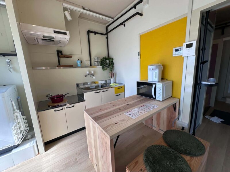 鮮やかなイエローカラーのアクセントが印象的なキッチン・ダイニング