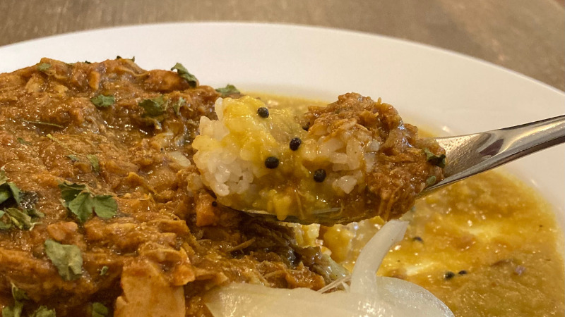 ランチメニュー「手ほぐしチキンカレー お豆のカレーとあいがけ 玉ねぎのアチャール添え 1350円」3
