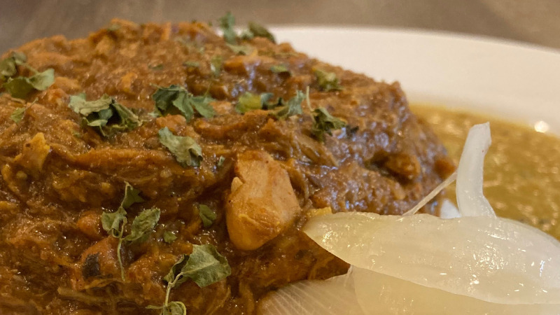 ランチメニュー「手ほぐしチキンカレー お豆のカレーとあいがけ 玉ねぎのアチャール添え 1350円」2