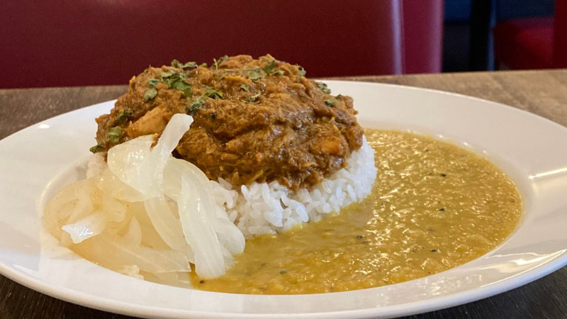 ランチメニュー「手ほぐしチキンカレー お豆のカレーとあいがけ 玉ねぎのアチャール添え 1350円」1