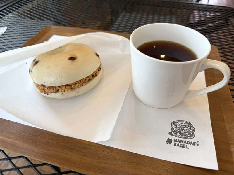 ベーグルサンドとコーヒー