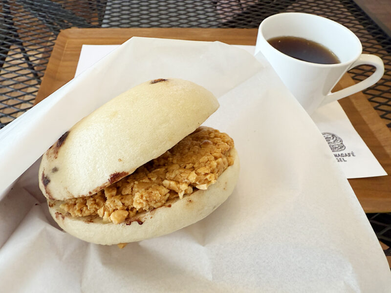 ベーグルサンドとコーヒー