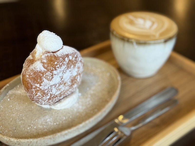 喫茶今日 プレーンドーナツとハンドエスプレッソラテ