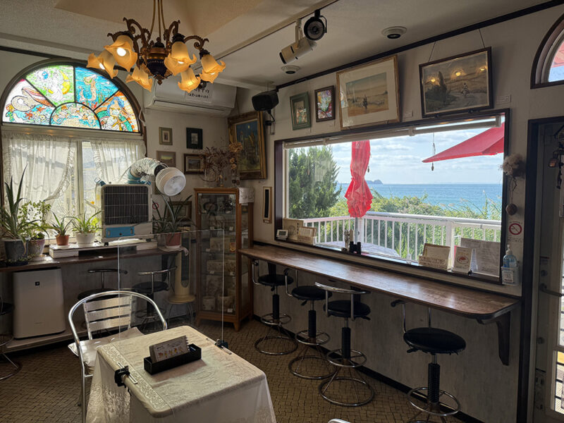 「白い美術館」内装