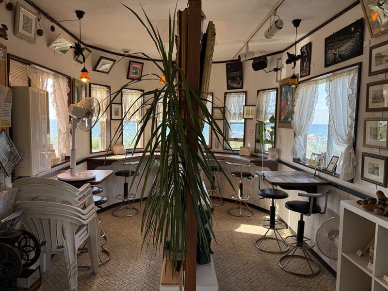 「白い美術館」内装