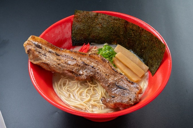 豪快に味わいたい「八女もち豚極厚炙りチャーシュー麺」
