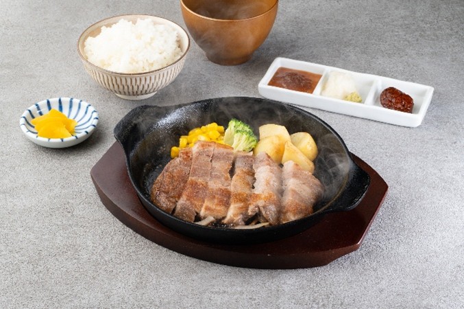 アツアツの鉄板にのせられて提供される「八女もち豚ステーキ鉄板」