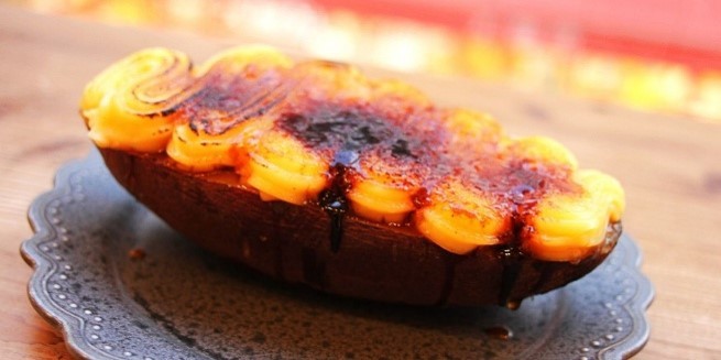 表面が香ばしくブリュレされている「まるごと焼き芋ブリュレ」