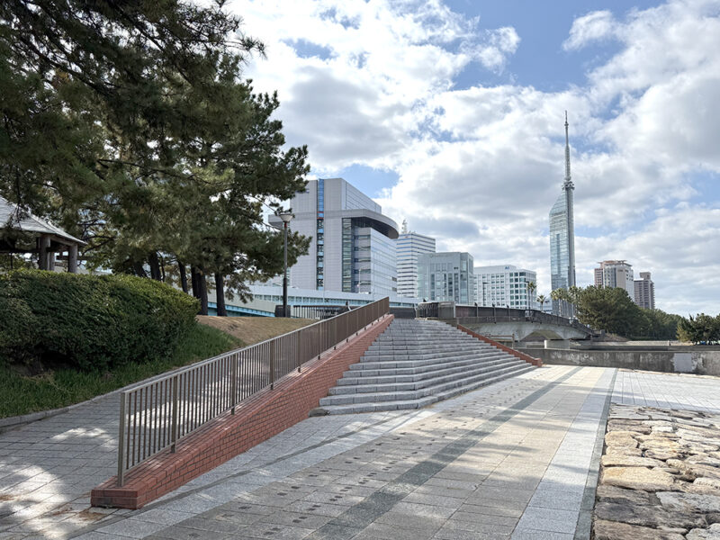 堤防の袂の階段