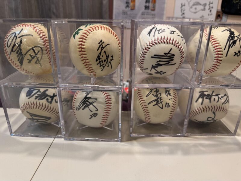 当時の選手のユニフォームやサインボール
