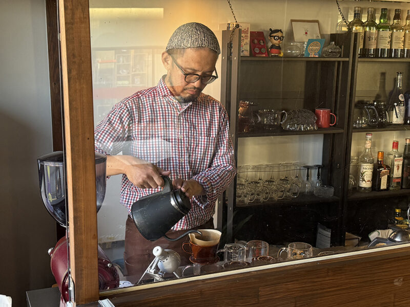 コーヒーをドリップする店主