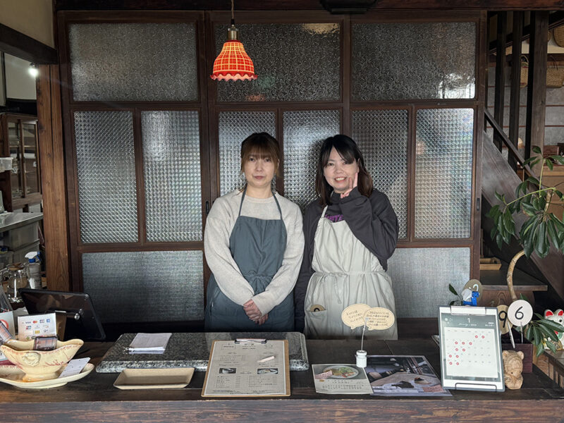 「想い堂」店主の持丸冴絵さん（写真右）と妹の藤村愛可さん