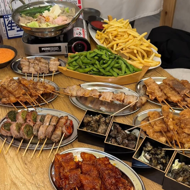 野菜巻き串と餃子 串とメシにはサケキタル。天神駅前店