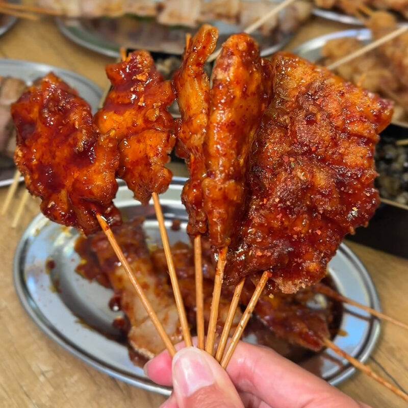 野菜巻き串と餃子 串とメシにはサケキタル。天神駅前店