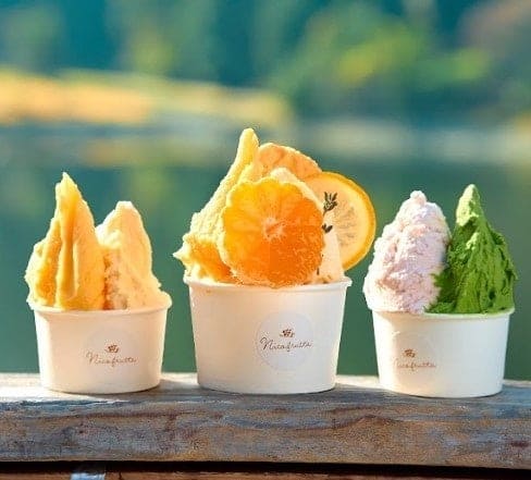 福岡「ニコフルッタ」左から)みかんソルベ&レモンクリームチーズジェラート（1杯）770円、Nicofrutta Specialジェラート（1杯）890円［阪急うめだ本店限定、各日限定30］、あまおう&八女抹茶ジェラート(1杯)770円