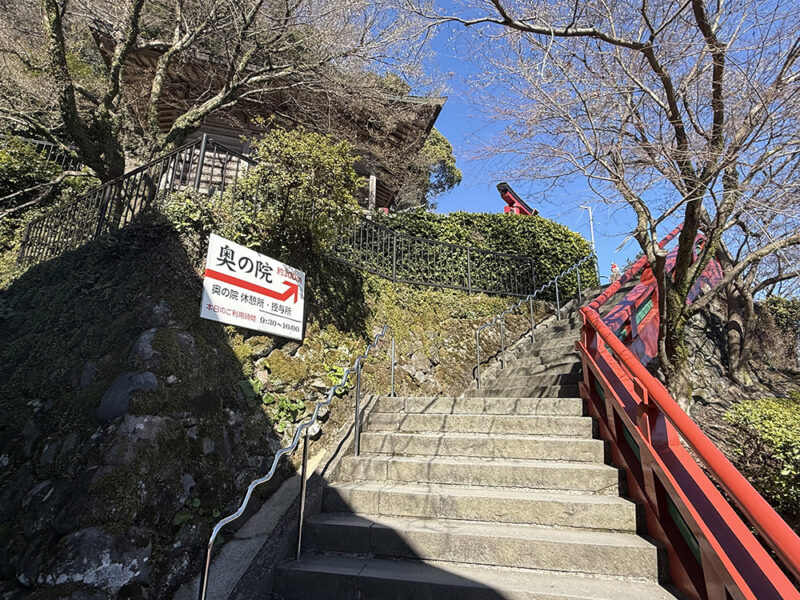 奥の院に向かう石段