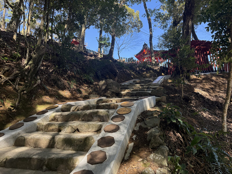 奥の院に向かう石段