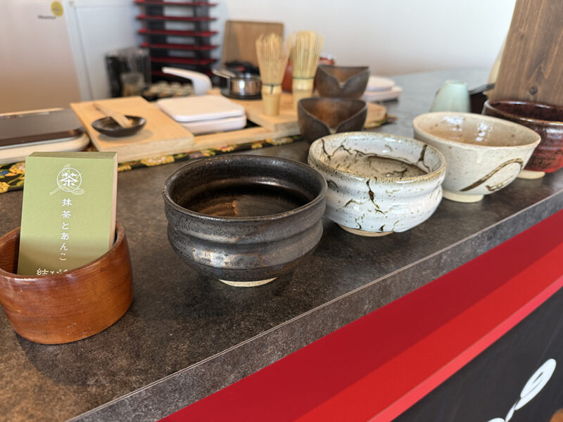 ディスプレイされた茶器