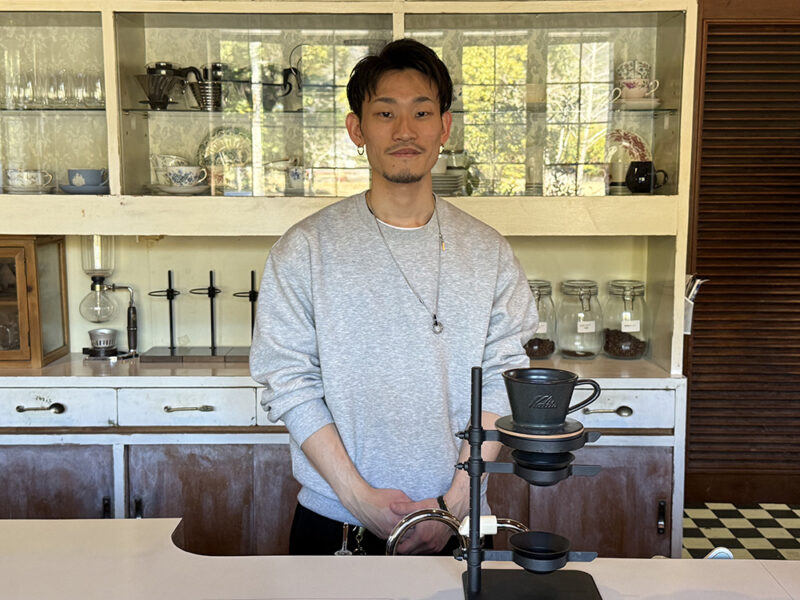 都府楼珈琲の店主をつとめる万田竜之介さん