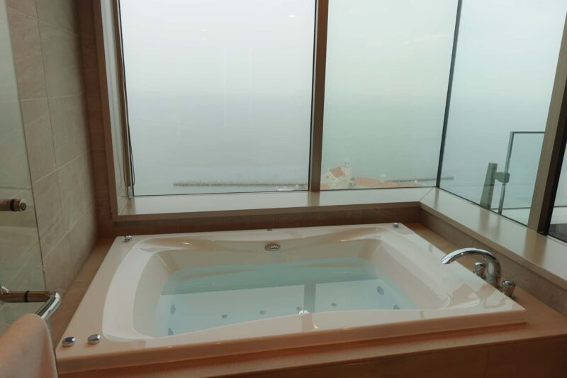 オーシャンビューが特徴のバスルーム