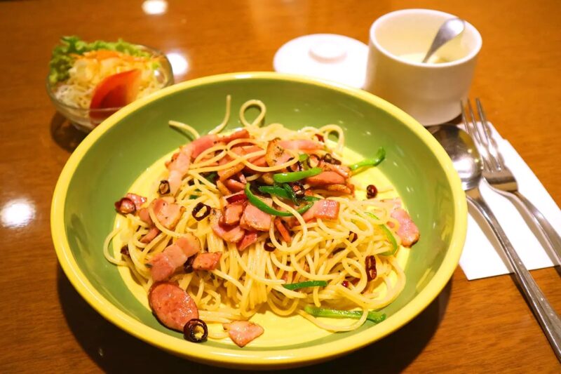 カフェ・エスプレッソの自家製ペペロンチーノ