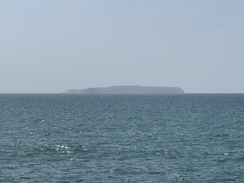 相島の島影