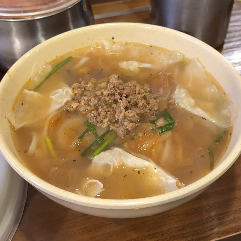 明洞餃子 本店 マンドゥ(餃子)入りのカルグクス(手打ち麺)