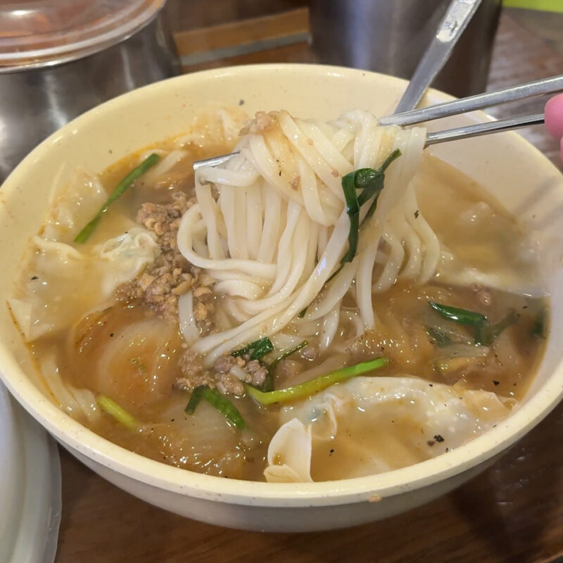 明洞餃子 本店 マンドゥ(餃子)入りのカルグクス(手打ち麺)