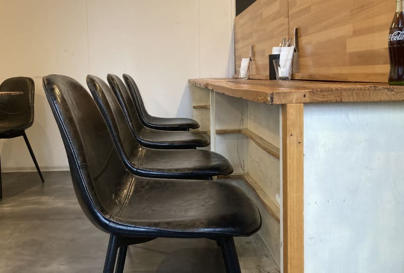 太陽とひまわりとレオン_店内2