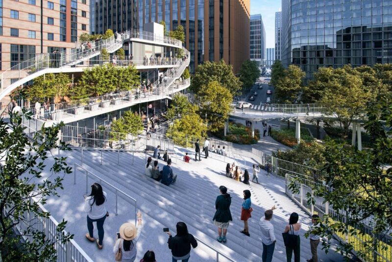 樹木が茂る広場に白い階段が映える「緑のにわ」