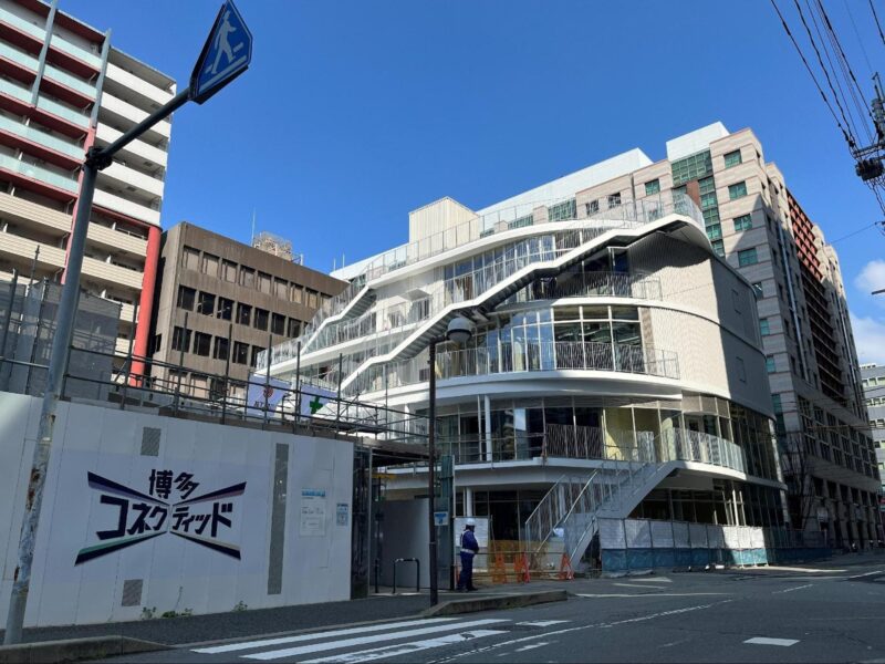 完成まであとわずかの「明治公園」の店舗棟