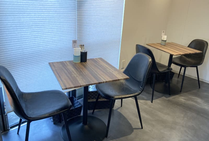 太陽とひまわりとレオン_店内1