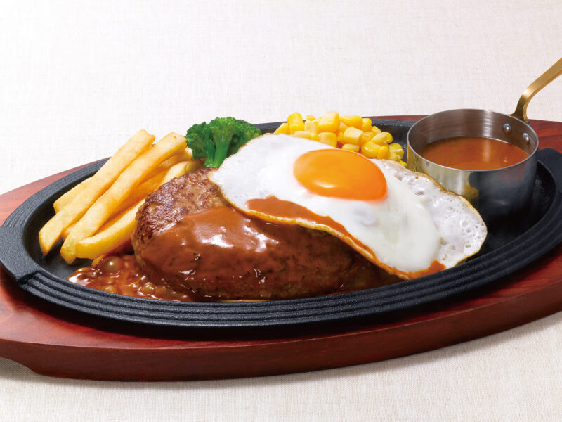 黒×黒ハンバーグ （ブラウンバターソース目玉焼き付／ガーリッククリームソース）