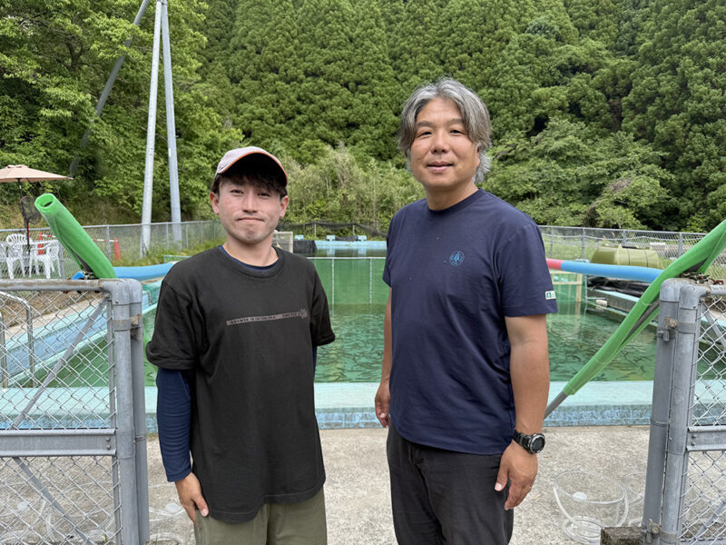 「フィッシングパークひらの」代表の米丸さん（右）と店長の横田さん
