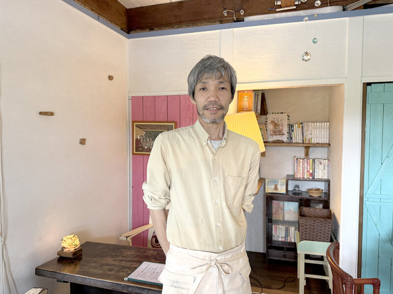 喫茶ひるねこ店主の勝部 敦さん