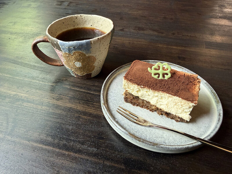 「糸島産フルーツのフレーバーコーヒー」と「ティラミス」