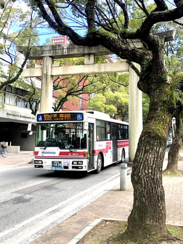福岡市東区にある香椎宮の大鳥居の下を走る西鉄バス