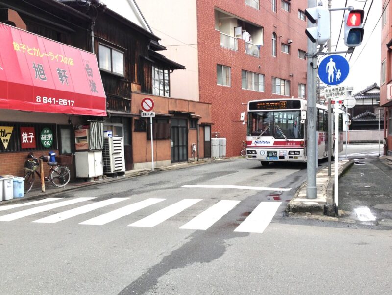 福岡市東区馬出のような下町の風景に溶け込む西鉄バス