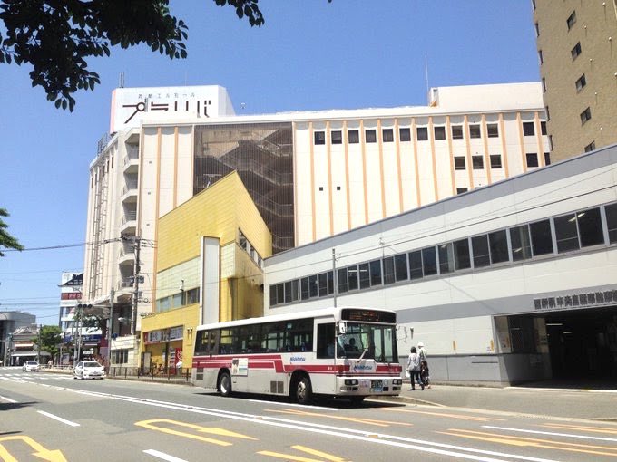 福岡市早良区西新のランドマークだったプラリバの前を走る西鉄バス