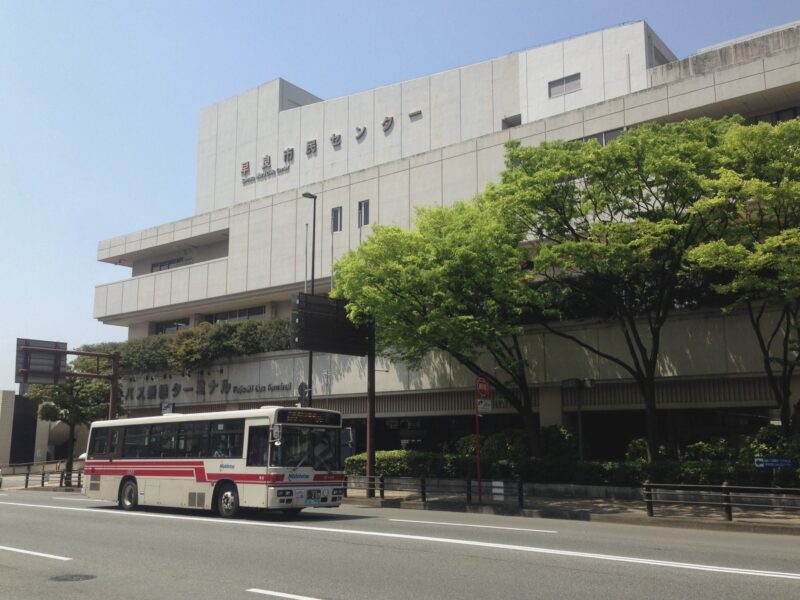 毎日多くの人が利用する福岡市早良区にある藤崎乗継バスターミナルは、西鉄バスが地域の暮らしを支える象徴的な場所