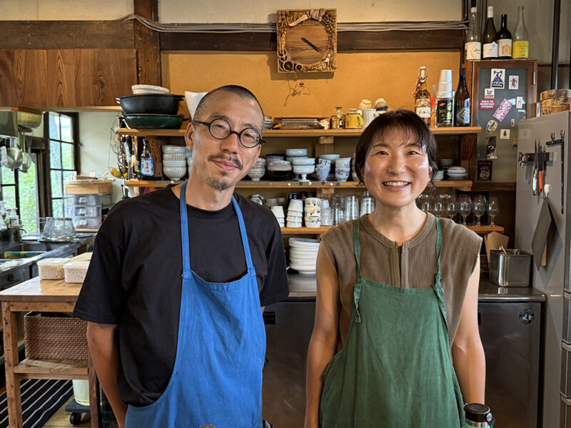 店主の髙岡盛志郎さん(左)とスタッフの毛利さん