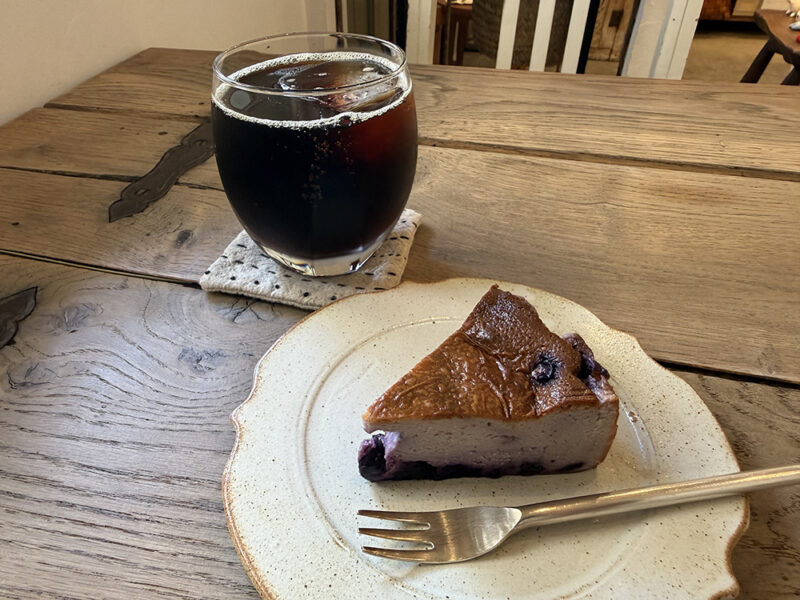 急冷アイスコーヒーとブルーベリーのバスクチーズケーキ